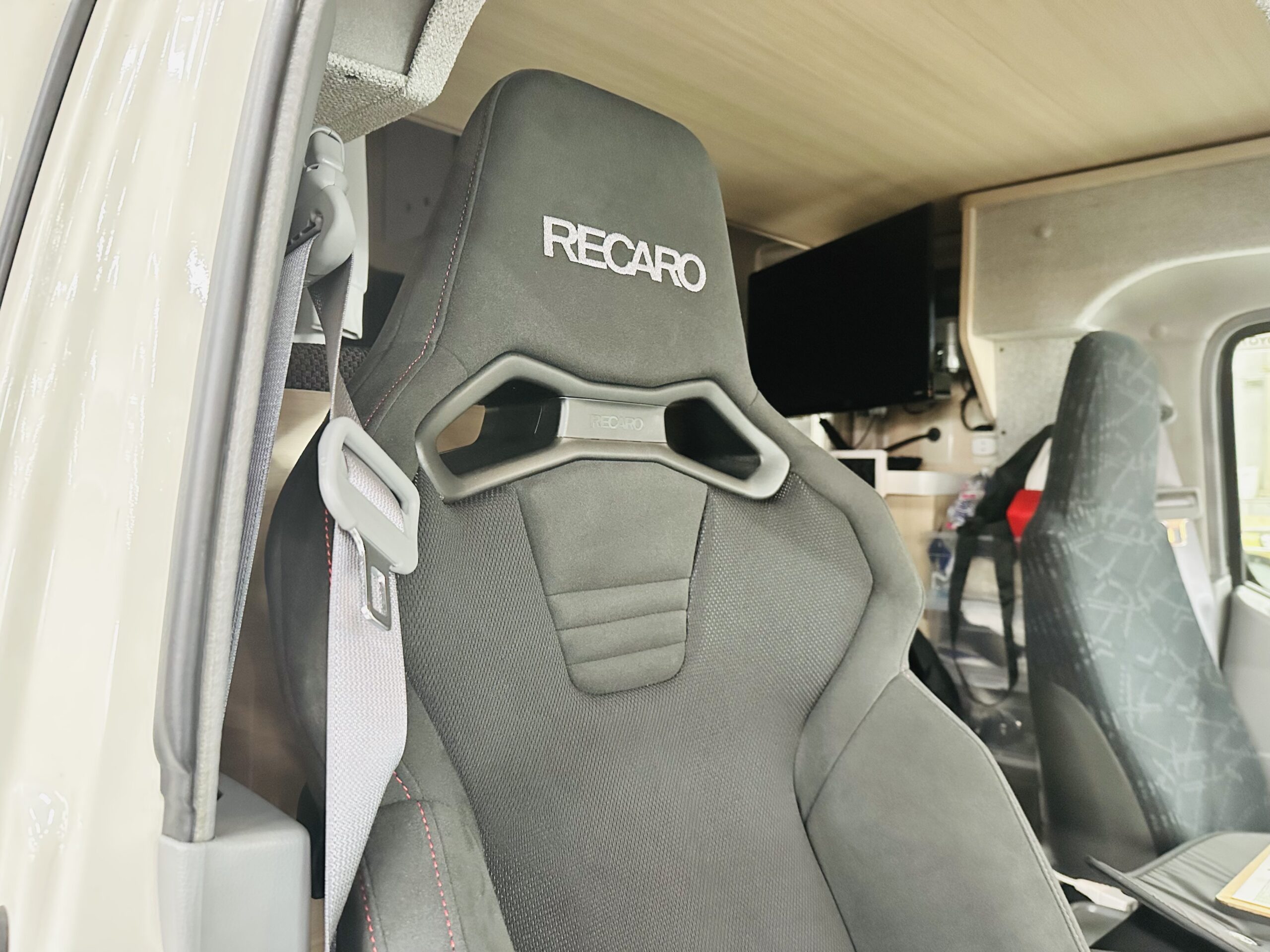 TOYOTAカムロードにRECARO取り付け