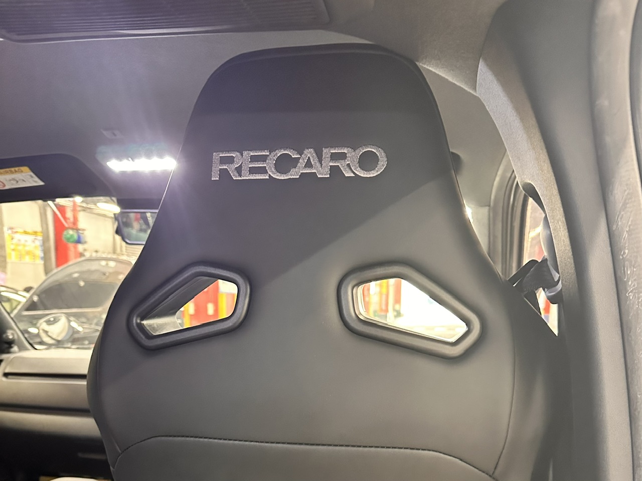 ハイエースにRECARO取り付け