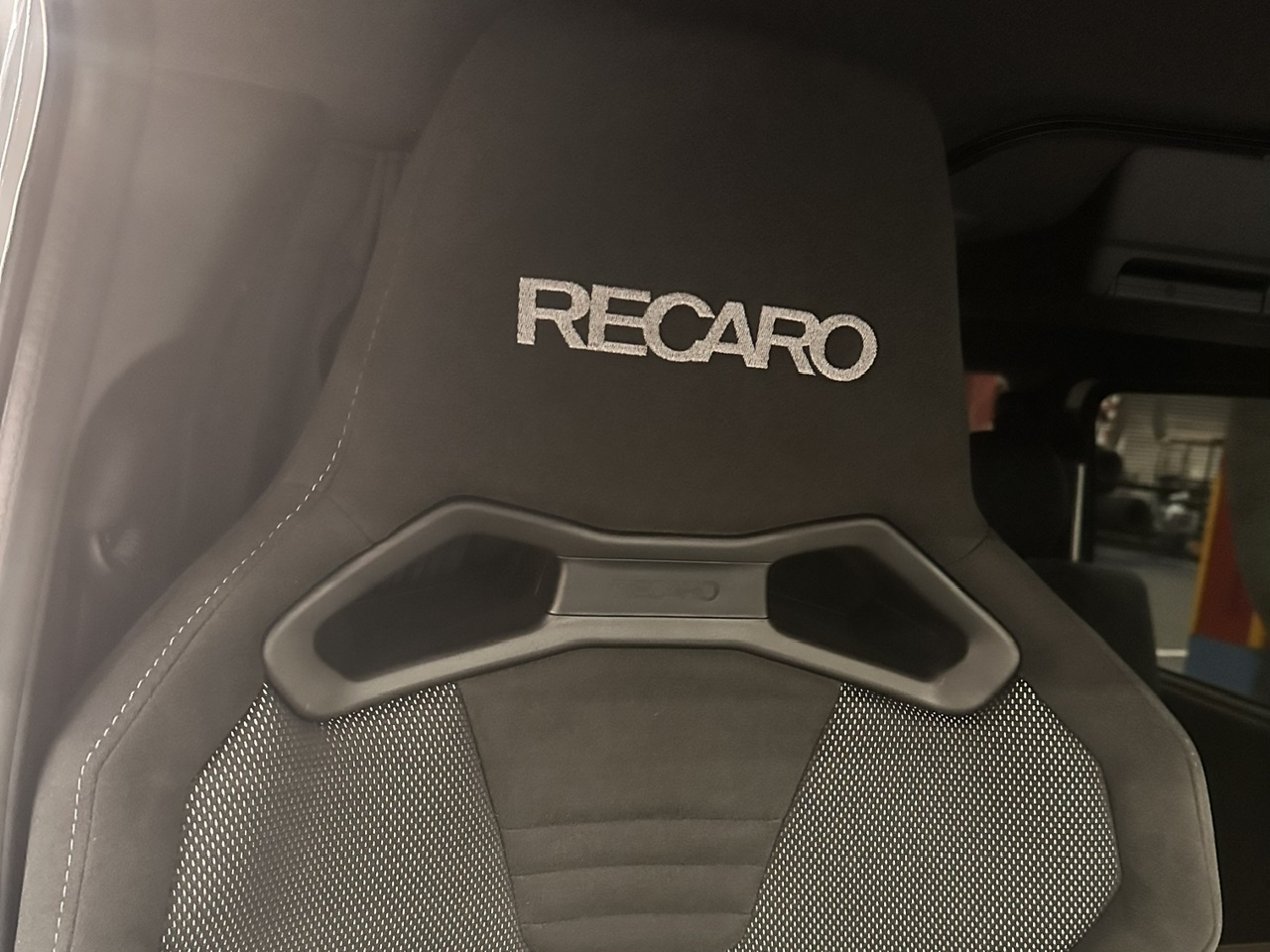 HIACEにRECARO取り付け