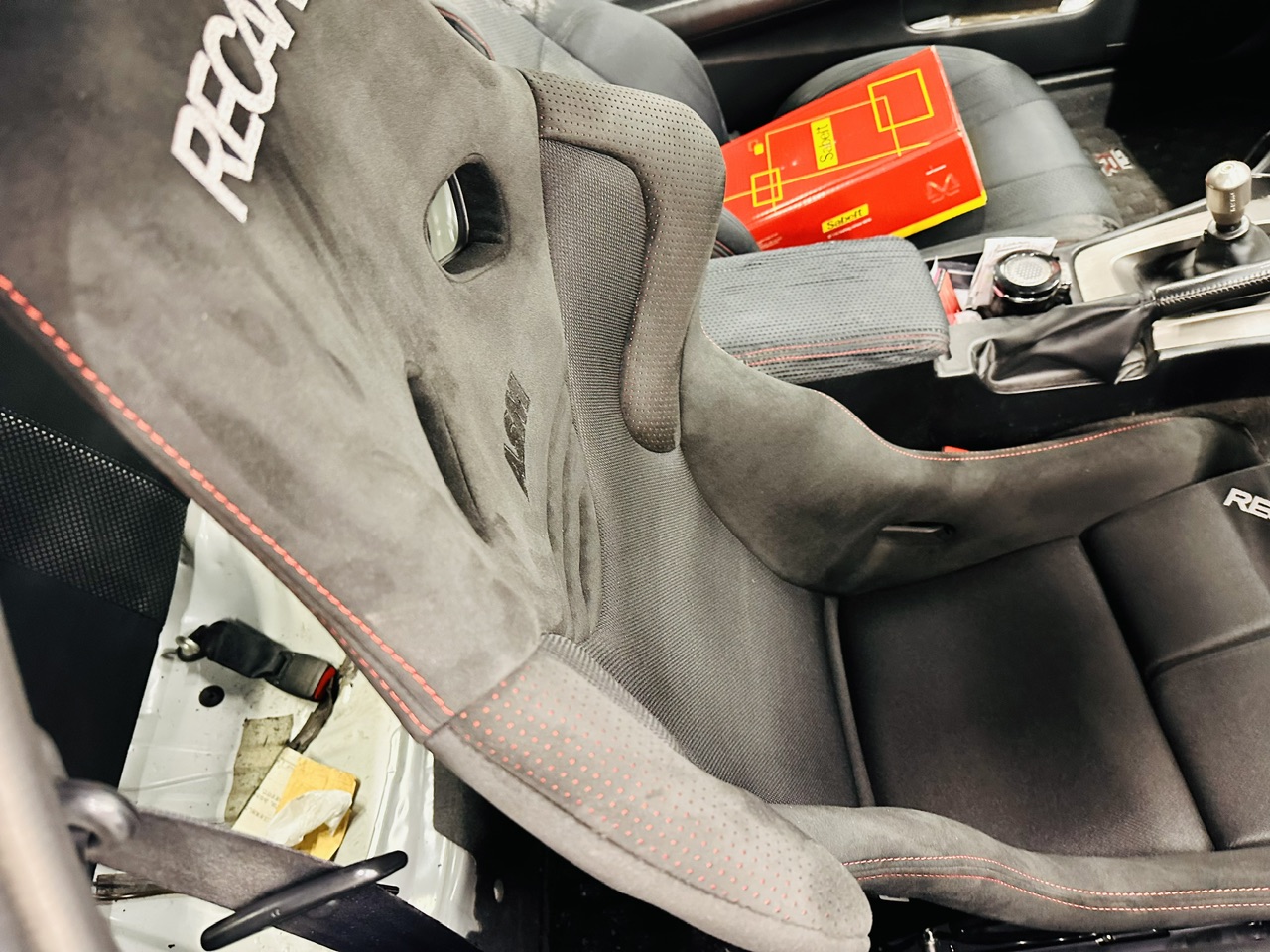 R34 GT-RにRECARO取り付け