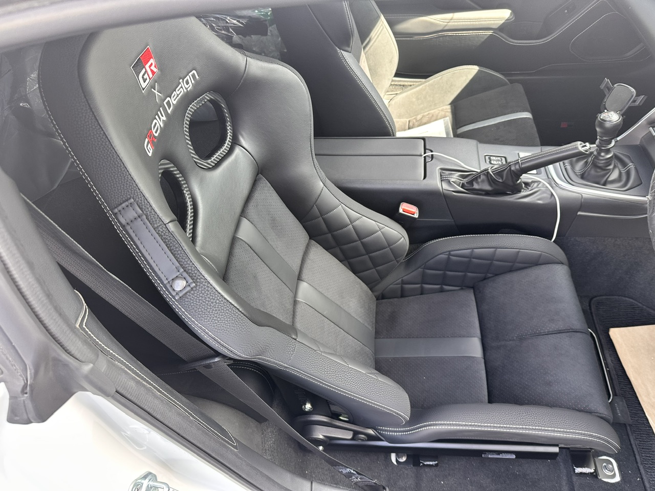 GR86にスポーツシート取り付け