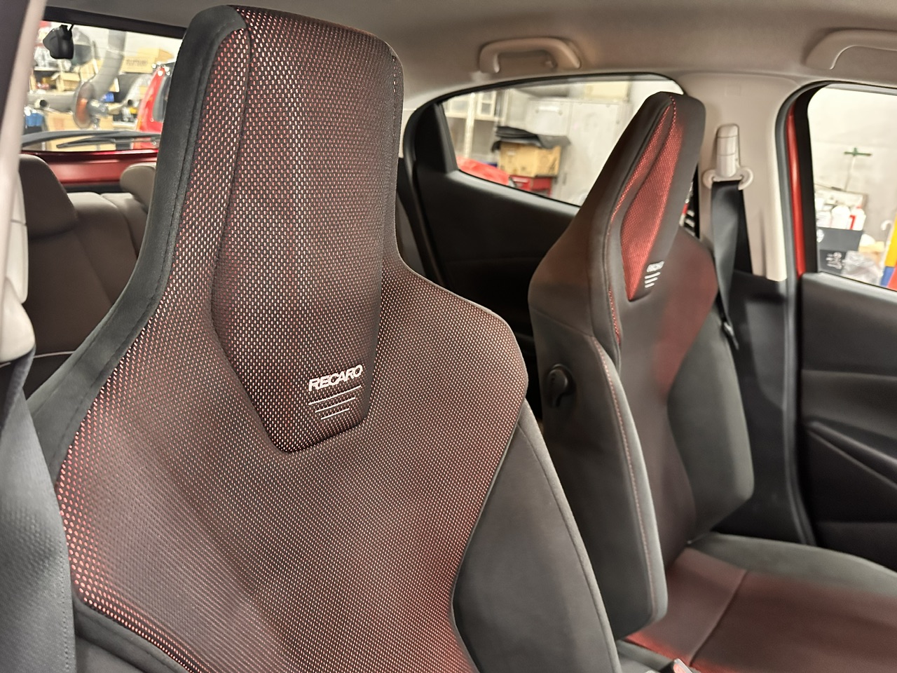 MAZDA2にRECARO取り付け